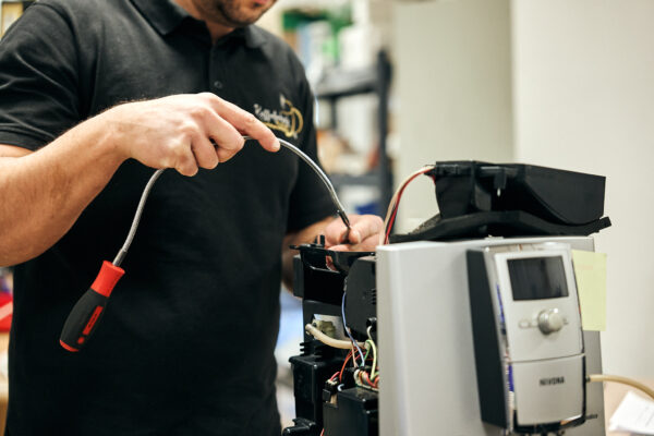 Reparatur eines Kaffeevollautomaten