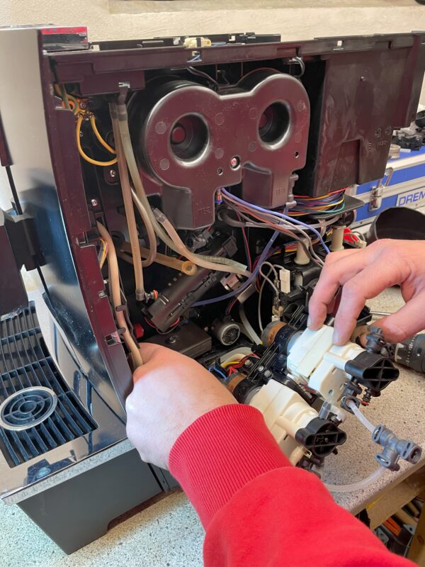 Reparatur eines Kaffeevollautomaten – Bild 2
